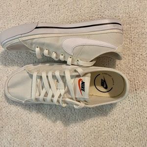 NIKE: Low top canvas sneakers